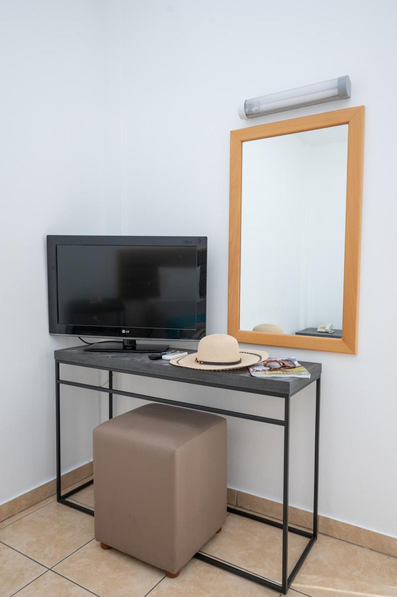 New Famagusta Hotel & Suites Ayia Napa Esterno foto